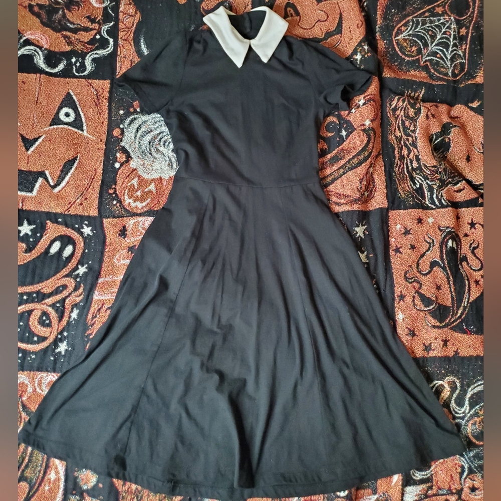Deandri Dress With White Collar and Short Sleeves